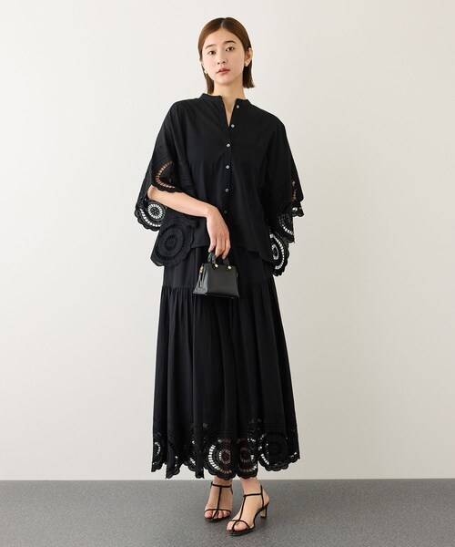 ROPE'(ロペ)の「INDIAコットンボイルシフリー刺繍ケープ(ポンチョ)ブラウス/セットアップ対応・イージーケア(シャツ/ブラウス・レディース・ブラック/ホワイト・F)」の11枚目の写真