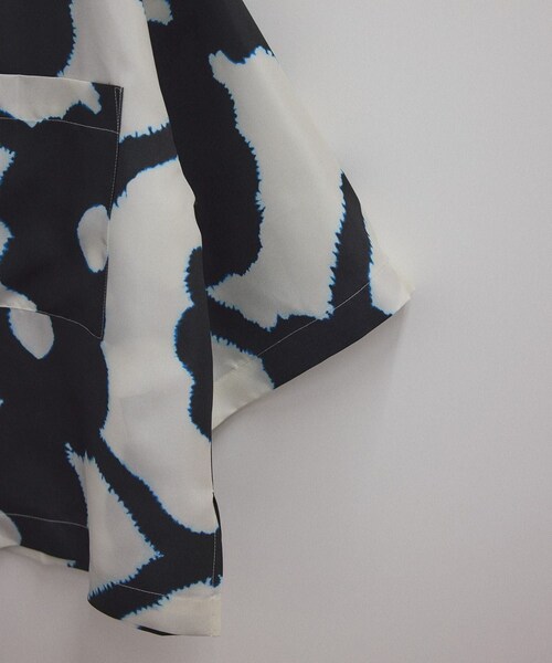 ADAM ET ROPE'(アダムエロペ)の「【BANANATIME(バナナタイム)】CROPPED HAWAIIAN SHIRT / クロップドハワイアンシャツ(シャツ/ブラウス・レディース・キナリ系/ネイビー系・S)」の7枚目の写真