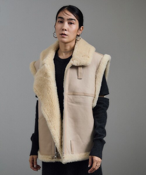 ADAM ET ROPE'（アダムエロペ）の「【TANAKA（タナカ）】SHEARLING VEST（ムートンコート・レディース・オフホワイト/ダークブラウン・S）」の8枚目の写真