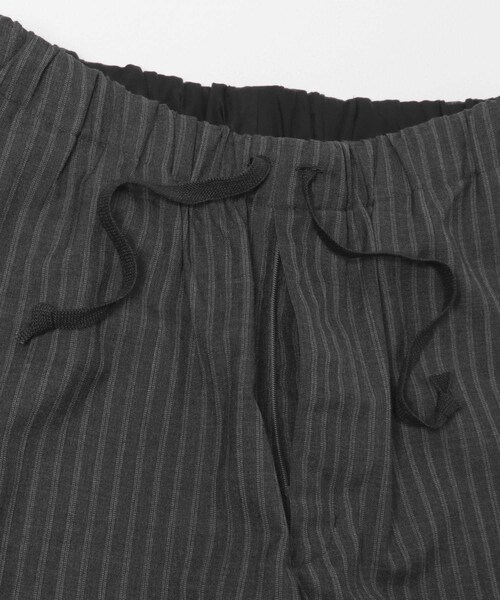URBAN RESEARCH DOORS（アーバンリサーチドアーズ）の「marka　WIDE CYLINDER FIT EASY PANTS（その他パンツ・メンズ・G.STRIPE/C.BLACK・1）」の5枚目の写真