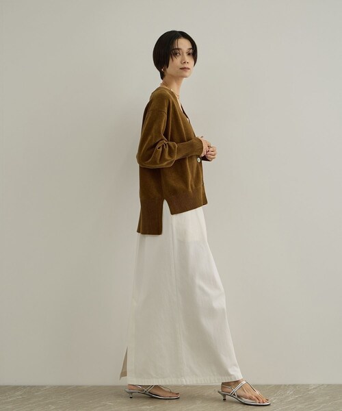 ADAM ET ROPE'(アダムエロペ)の「【CreamyCotton (クリーミーコットン)】Vネックカーディガン / セットアップ対応(カーディガン/ボレロ・レディース・ブラック/オフホワイト/キャメル・F)」の10枚目の写真