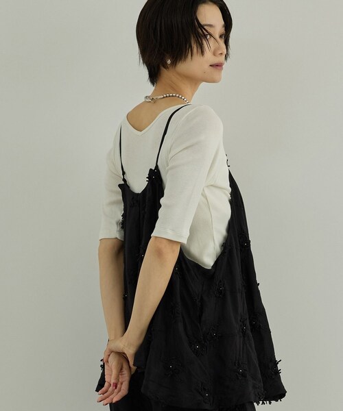 ADAM ET ROPE'(アダムエロペ)の「【WEB先行販売】【crinkle crinkle crinkle】別注レーヨンシャンタン 3D刺繍キャミソール(キャミソール・レディース・ブラック/ホワイト・F)」の7枚目の写真