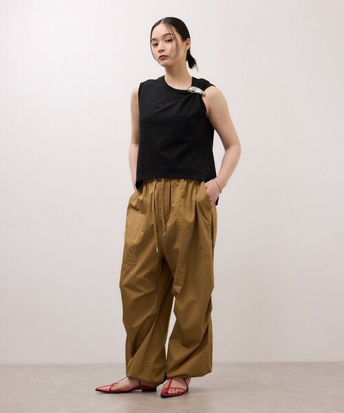 ADAM ET ROPE'（アダムエロペ）の「ブローチ付ノースリーブトップス（タンクトップ・レディース・ブラック/キナリ・F）」の4枚目の写真