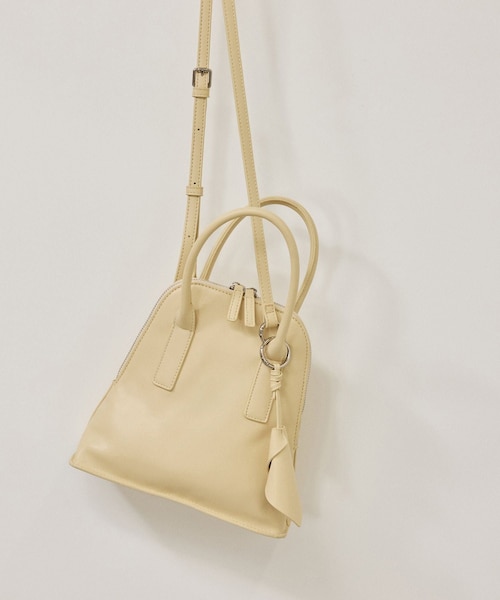 ADAM ET ROPE'（アダムエロペ）の「チャームセットラウンドボストンバッグ（ボストンバッグ・レディース・ブラック/クリーム・F）」の2枚目の写真
