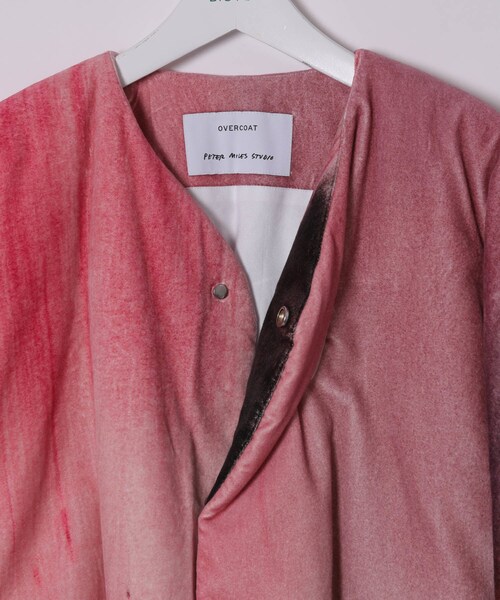 ADAM ET ROPE'（アダムエロペ）の「MENS【OVERCOAT】DOLMAN SLEEVE PUFFER JACKET WITH BATTING IN PRINTED VELVET（ノーカラージャケット・メンズ・パープル系・1/2）」の9枚目の写真