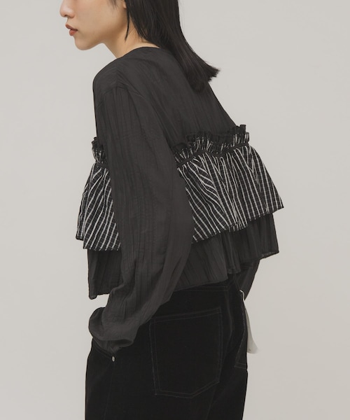 KBF（ケイビーエフ）の「フリルレイヤードブラウス（シャツ/ブラウス・レディース・IVORY/NAVY×IVO/BLACK・One）」の15枚目の写真