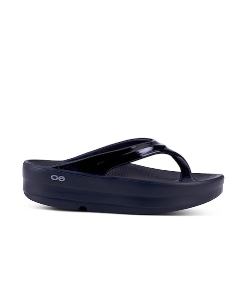 ADAM ET ROPE'（アダムエロペ）の「【OOFOS（ウーフォス）】Oomega（サンダル・レディース・ブラック/ベージュ・23/24/25）」の5枚目の写真