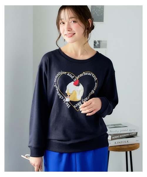 nissen（ニッセン）の「＜大きいサイズ＞【まつばらつむぎ】スイーツと猫のプリントトレーナー（スウェット・レディース・アイボリー(ケーキにかくれんぼ猫)/黒(ケーキにかくれんぼ猫)/ライトグリーン(ハートケーキ)/ネイビー(ハートケーキ)・L/LL/3L/4L）」の4枚目の写真