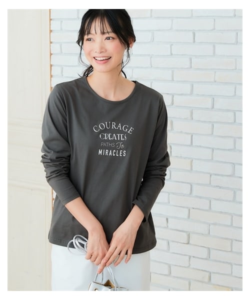 nissen（ニッセン）の「綿１００％長袖プリントTシャツ（ＵＶカット）＜大きいサイズ有＞（Tシャツ/カットソー・レディース・オフホワイト:フレンチロゴ/アイス杢:シンプルロゴ/ライムイエロー:草花/グレージュ:ネコロゴ/黒:ナンバーロゴ/モーブピンク:雑貨ロゴ/オフホワイト:ナンバーロゴ/モカグレー:クールロゴ/黒:フレンチロゴ/アイス杢:フォトねこ/ラズベリーピンク:フレンチ/杢グレー:ネコだらけ/チャコールグレー:袖ロゴ/ボルドー:ロゴ花/ネイビー:ハート/オフホワイト:ブロックロゴ/黒:レタリングロゴ/グレイッシュブルー:ほのぼのネコ/モカベージュ:胸つむネコ/チャコール:アーチロゴ・S/M/L/LL/3L）」の19枚目の写真