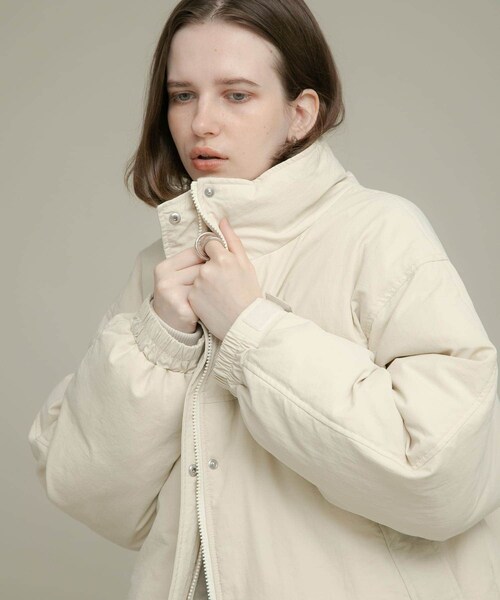 URBAN RESEARCH Sonny Label（アーバンリサーチサニーレーベル）の「撥水スタンドダウンジャケット（その他アウター・レディース・ブラック/エクリュ/ライトカーキ・FREE）」の5枚目の写真
