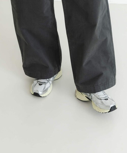 URBAN RESEARCH(アーバンリサーチ)の「NIKE V2Kラン(スニーカー・レディース・ピュア メタリック/ホワイト/シルバー/SAIL/ST GR/PRTCL BG・23.5/24/24.5/23/25)」の7枚目の写真