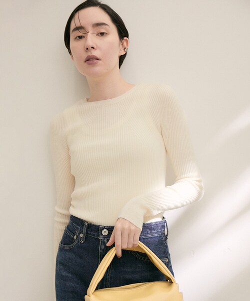 ADAM ET ROPE'（アダムエロペ）の「【公式サイト限定】【BATONER for SALON】別注ボートネックリブプルオーバー（ニット/セーター・レディース・ブラック/イエロー/グレー/オフホワイト/ベージュ・F）」の4枚目の写真