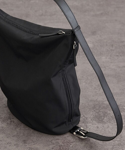 ADAM ET ROPE'(アダムエロペ)の「【WEB限定】マルチWAY撥水ボンサック(ショルダーバッグ・レディース・ブラック・F)」の11枚目の写真