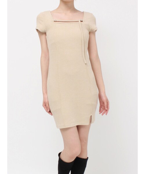 EVRIS（エヴリス）の「カットタイトハーフスリーブミニワンピース（ワンピース・レディース・ブラック/レッド/ベージュ・F）」の5枚目の写真