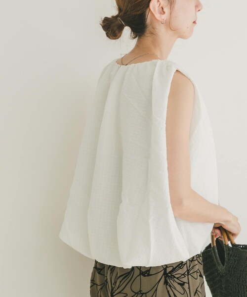 ITEMS URBANRESEARCH（アイテムズ アーバンリサーチ）の「バルーンスリーブノースリブラウス（シャツ/ブラウス・レディース・OFF/OFF×BLK/BLK・FREE）」の6枚目の写真