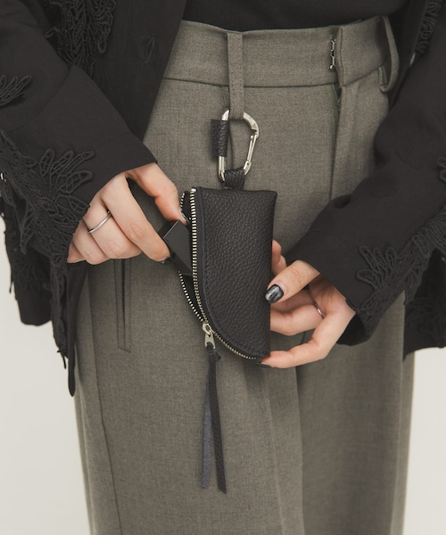 KBF（ケイビーエフ）の「レザーポーチチャーム（キーホルダー・レディース・IVORY/BLACK・One）」の22枚目の写真