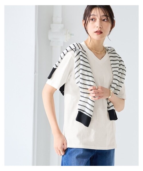 nissen（ニッセン）の「Vネック5分袖Tシャツ（Tシャツ/カットソー・レディース・黒/ネイビー/オフホワイト/グレイッシュモカ/モスカーキ/ロイヤルグリーン/スモークピンク/バーガンディ/アプリコット/ライムイエロー/グレイッシュブルー/ダークグリーン/ラズベリー・L/LL/3L/4L/5L/6L/8L/10L/S/M）」の18枚目の写真