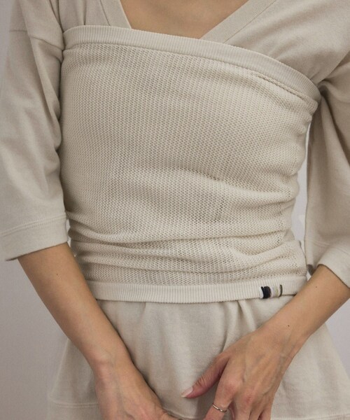 ADAM ET ROPE'(アダムエロペ)の「【J'aDoRe・店舗限定】【extreme cashmere(エクストリーム・カシミア)】mesh tube top / チューブトップビスチェ(チューブトップ・レディース・オフホワイト/ブラウン系・F)」の2枚目の写真
