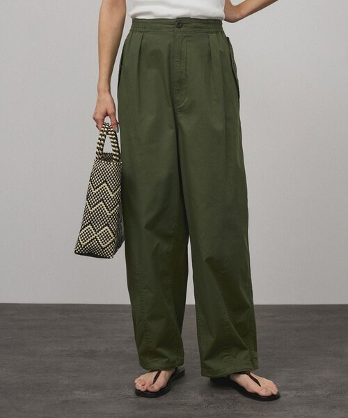 ADAM ET ROPE'（アダムエロペ）の「【WEB限定】2WAYミリタリータックカーゴパンツ［コットンブレンド］（カーゴパンツ・レディース・ベージュ/カーキ・F）」の4枚目の写真