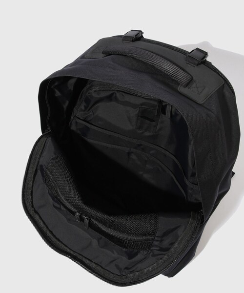 ADAM ET ROPE'（アダムエロペ）の「【MONOLITH/モノリス】BACKPACK PRO SOLID M（バックパック/リュック・メンズ・ブラック/ネイビー・F）」の15枚目の写真