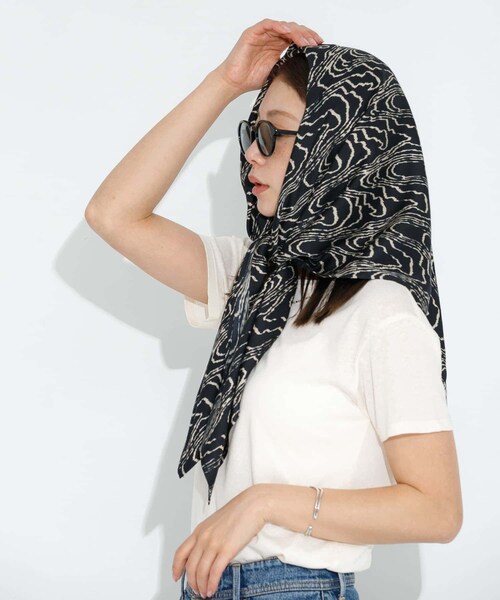 URBAN RESEARCH Sonny Label（アーバンリサーチサニーレーベル）の「大判ニュアンスプリントスカーフ（バンダナ/スカーフ・レディース・ピスタチオ系/ブラック系/ブラウン系・FREE）」の14枚目の写真