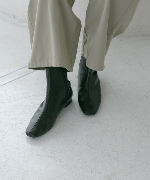 URBAN RESEARCH(アーバンリサーチ)の「『MADE IN JAPAN』スクエアトゥローヒールショートブーツ(ブーツ・レディース・IVORY/BLACK・23.5/24/24.5/25)」の20枚目の写真