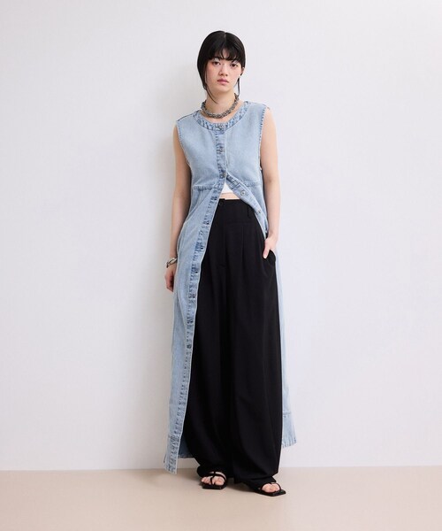 ADAM ET ROPE'（アダムエロペ）の「【WEB限定】ライトデニムスリーブレスワンピース（ワンピース・レディース・ブルー/サックス・36/38）」の11枚目の写真