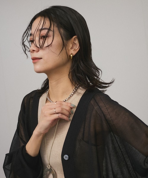 ADAM ET ROPE'（アダムエロペ）の「ブライトラメVネックシアーカーディガン［一部WEB限定カラー・手洗い可能］（カーディガン/ボレロ・レディース・ブラック/グレー/ピンク/ゴールド/シルバー/ライトグレー・F）」の18枚目の写真