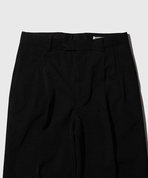 ADAM ET ROPE'（アダムエロペ）の「【AURALEE/オーラリー】LIGHT WOOL MAX GABARDINE TWO-TUCK SLACKS（スラックス・メンズ・ブラック/ダークブラウン・3/4/5）」の14枚目の写真