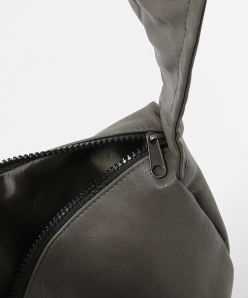 SENSE OF PLACE by URBAN RESEARCH(センスオブプレイスバイアーバンリサーチ)の「コクーンショルダーバッグ(ショルダーバッグ・メンズ・BLACK/BROWN/KHAKI・one)」の12枚目の写真