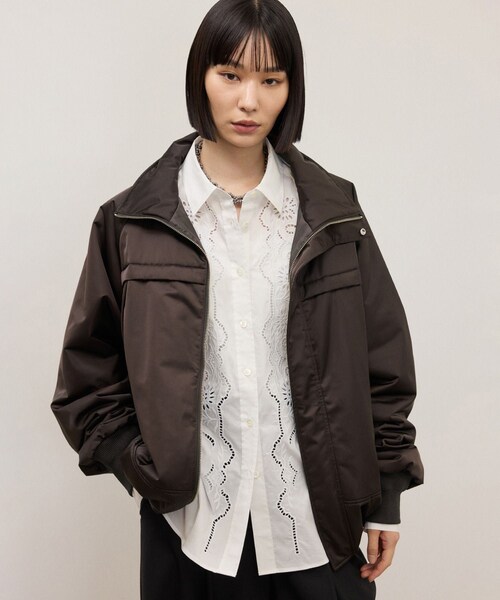 ADAM ET ROPE'(アダムエロペ)の「【WEB限定】・【定番】スタンドカラーフライトジャケット(その他アウター・レディース・ブラック/ブラウン/キャメル・F)」の3枚目の写真