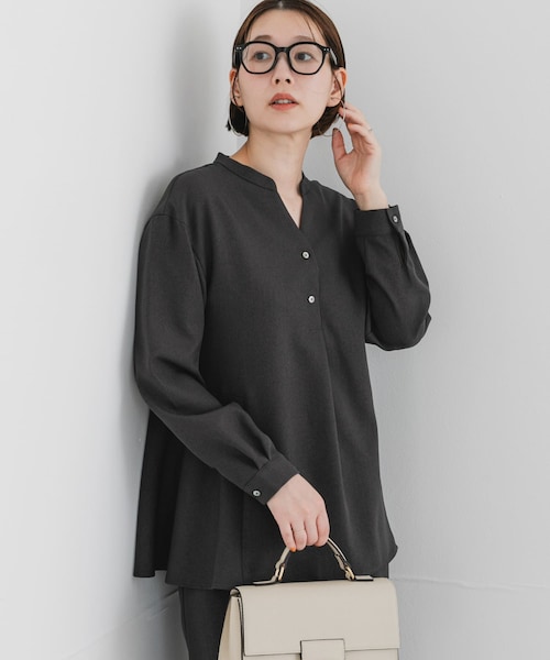 URBAN RESEARCH ROSSO（アーバンリサーチロッソ）の「『UR TECH SMOOTHLUXE』F by ROSSO　サイドペプラムブラウス（シャツ/ブラウス・レディース・BEIGE/C/GRAY/BLACK・Free）」の2枚目の写真