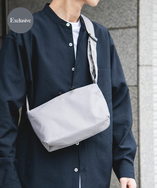 URBAN RESEARCH DOORS(アーバンリサーチドアーズ)の「『別注』YAKPAK×DOORS SHOULDER BAG S(ショルダーバッグ・メンズ・BLACK/CHARCOAL/GRAY/YELLOW・-)」の2枚目の写真