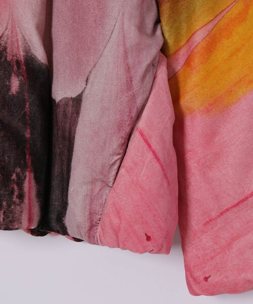 ADAM ET ROPE'（アダムエロペ）の「MENS【OVERCOAT】DOLMAN SLEEVE PUFFER JACKET WITH BATTING IN PRINTED VELVET（ノーカラージャケット・メンズ・パープル系・1/2）」の7枚目の写真