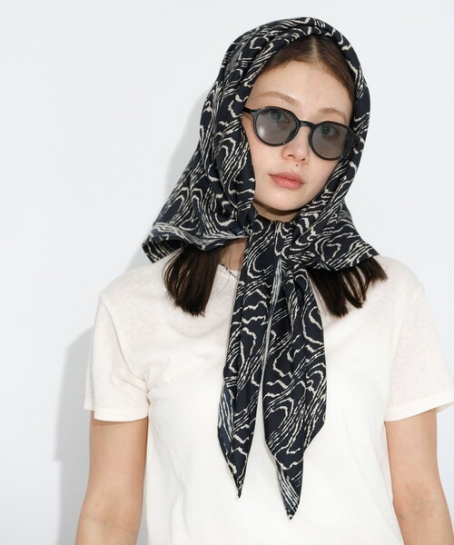 URBAN RESEARCH Sonny Label（アーバンリサーチサニーレーベル）の「大判ニュアンスプリントスカーフ（バンダナ/スカーフ・レディース・ピスタチオ系/ブラック系/ブラウン系・FREE）」の5枚目の写真