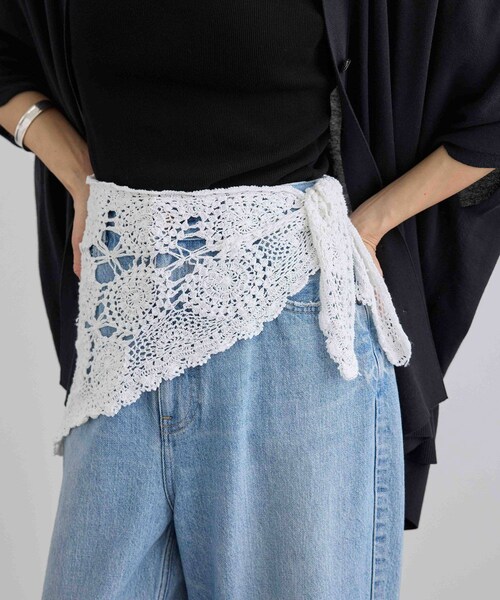 ADAM ET ROPE'(アダムエロペ)の「【WEB限定】クロシェバブーシュカ(バンダナ/スカーフ・レディース・ブラック/キナリ・F)」の4枚目の写真