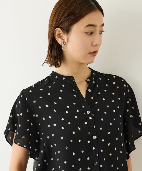 ROPE'(ロペ)の「【DEVEAUX(デヴォー)】ドットケープブラウス/セットアップ対応・イージーケア(シャツ/ブラウス・レディース・ブラック系・F)」の3枚目の写真