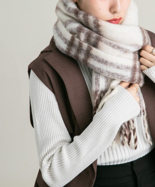 KBF（ケイビーエフ）の「BIGフリンジチェックストール（マフラー・レディース・GRAY×MTD/CAMEL×RED/IVORY×BRN・one）」の5枚目の写真