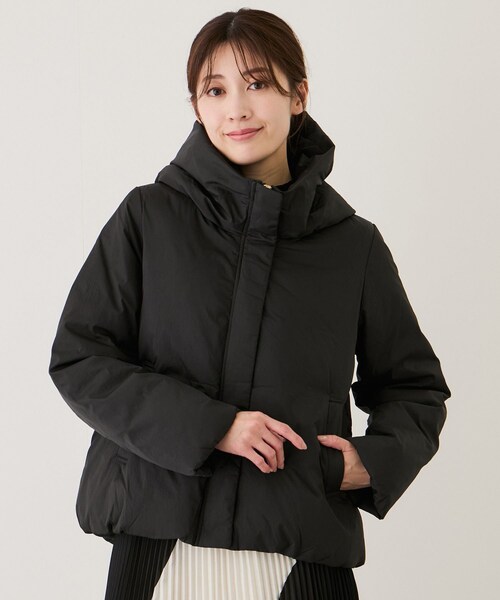 Jayro(ジャイロ)の「ナイロンマイクロタフタフード付きショートダウン(ダウンジャケット/コート・レディース・ブラック/ホワイト系/ベージュ系・M)」の5枚目の写真