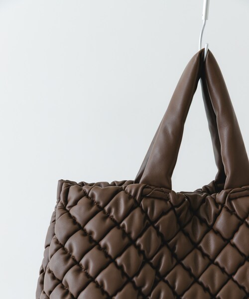 RODE SKO（ロデスコ）の「テープショルダーキルティングバッグ（ショルダーバッグ・レディース・TAUPE/DARK BROWN・one）」の5枚目の写真