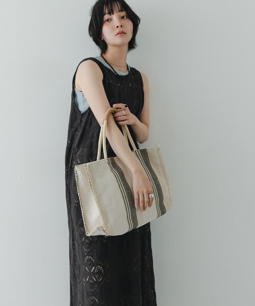 RODE SKO（ロデスコ）の「ストライプ編み込みトートバッグ（トートバッグ・レディース・OFF WHITE/NAVY・One）」の11枚目の写真