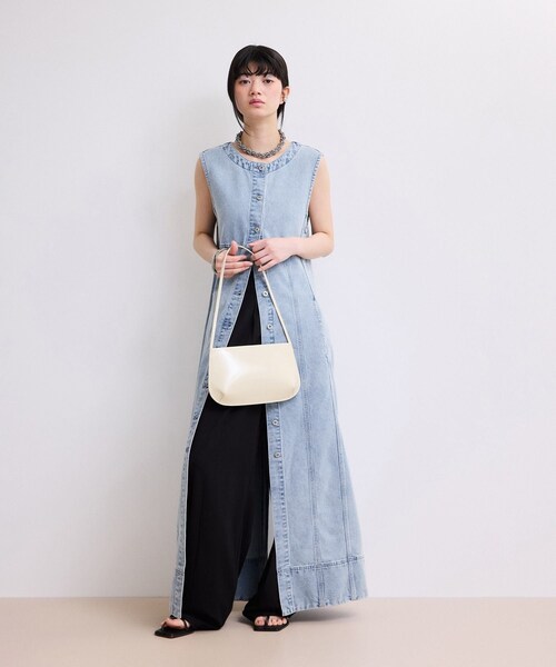 ADAM ET ROPE'（アダムエロペ）の「【WEB限定】ライトデニムスリーブレスワンピース（ワンピース・レディース・ブルー/サックス・36/38）」の9枚目の写真