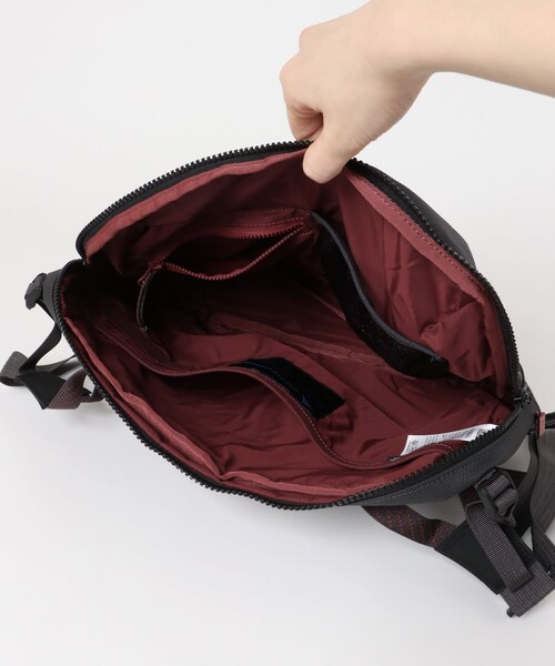 EKAL(エカル)の「KLATTERMUSEN Gaut Messenger Bag(メッセンジャーバッグ・メンズ・F Green/S Creme/Raven・one)」の13枚目の写真