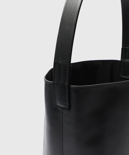 ADAM ET ROPE'(アダムエロペ)の「【AURALEE/オーラリー】LEATHER SHOULDER BAG - S MADE BY AETA(ショルダーバッグ・メンズ・ブラック・F)」の6枚目の写真