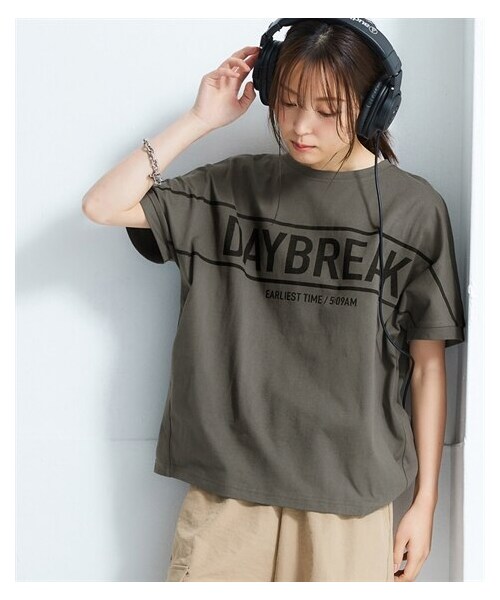 nissen（ニッセン）の「【選べる柄】吸汗速乾オーバーサイズプリントドルマンスリーブＴシャツ（Tシャツ/カットソー・レディース・杢グレー:バックデカロゴ/黒:バックデカロゴ/チャコール:センターロゴ/オフホワイト:センターロゴ/モカ:タテロゴ/カーキ:スターロゴ/オフホワイト:バックロゴ/杢グレー:バックロゴ・S~M/L~LL）」の5枚目の写真