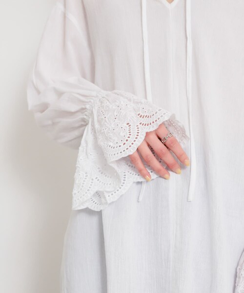 SENSE OF PLACE by URBAN RESEARCH(センスオブプレイスバイアーバンリサーチ)の「スカラップレースヨウリュウブラウス(シャツ/ブラウス・レディース・BLACK/OFF WHITE/CORAL・one)」の17枚目の写真