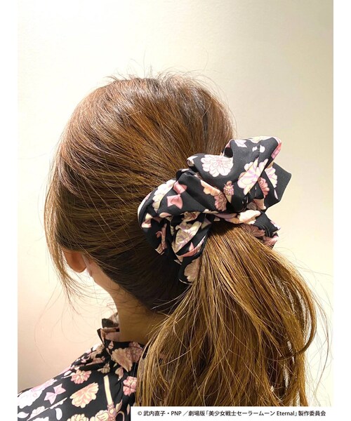 dazzlin（ダズリン）の「【セーラームーンエターナル】フラワーランダムシュシュ（シュシュ・レディース・ベージュ/オフホワイト/ブラック・F）」の14枚目の写真