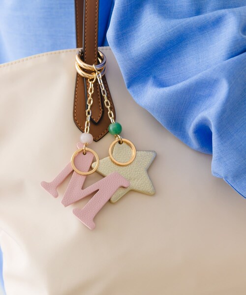 RODE SKO(ロデスコ)の「『別注』Hashibami×RODESKO イニシャルチャーム(キーホルダー・レディース・GOLD/CUSTERD/STRAWBERRY/MATCHA/ASH BLUE・one)」の16枚目の写真