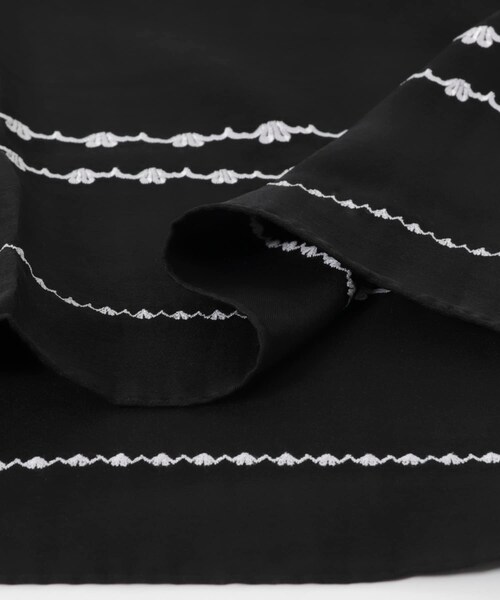 URBAN RESEARCH ROSSO（アーバンリサーチロッソ）の「JAMIRAY　HEART EMB SCARF S（バンダナ/スカーフ・レディース・BLACK/BEIGE・One）」の6枚目の写真