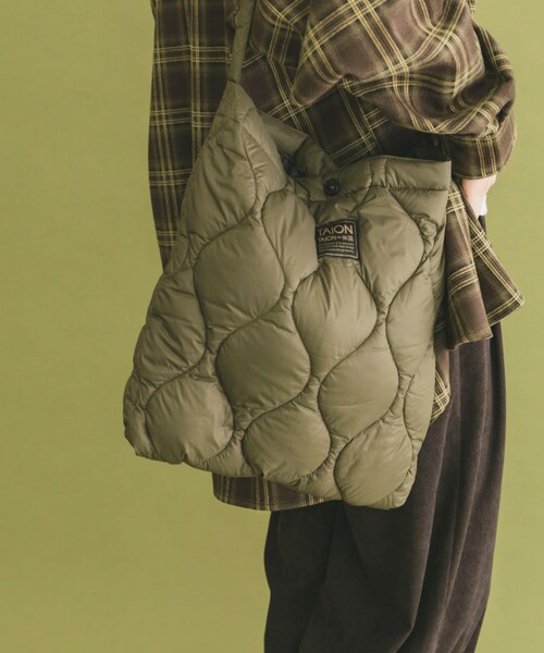 ITEMS URBANRESEARCH(アイテムズ アーバンリサーチ)の「TAION Cross Body Down Bag -M(ショルダーバッグ・メンズ・BLK/G.BEIGE/D.OLIVE/D.NAVY/PAINT CAMO・-)」の21枚目の写真
